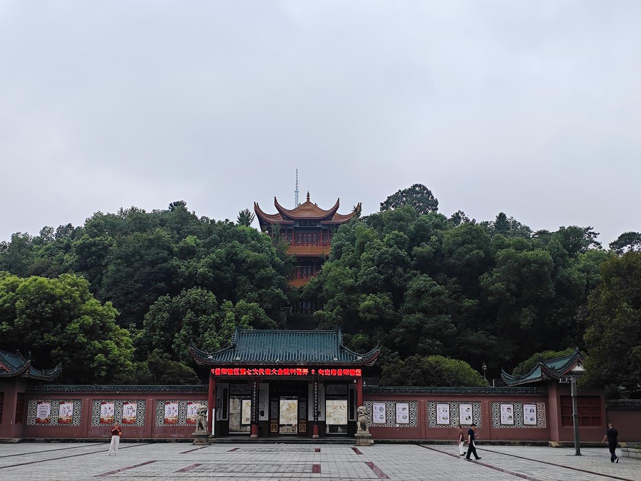 岳阳市区有什么免费好玩的地方？

岳阳市区免费地分成湖景日落、城市公园、老街打卡