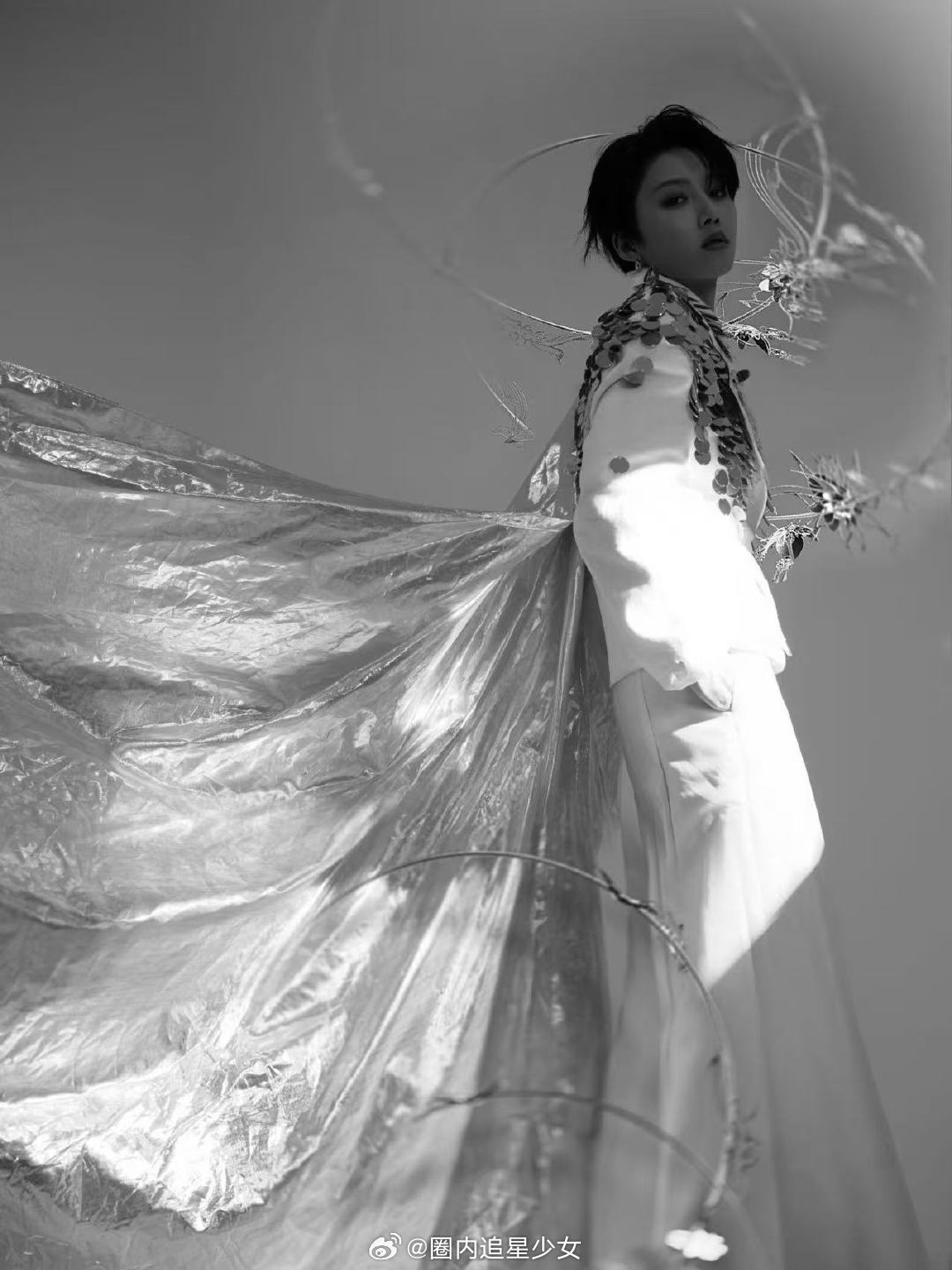 刘雨昕穿了好多圆  刘雨昕把圆穿上身，银色披肩未来感爆棚，引领时尚新潮流！ 