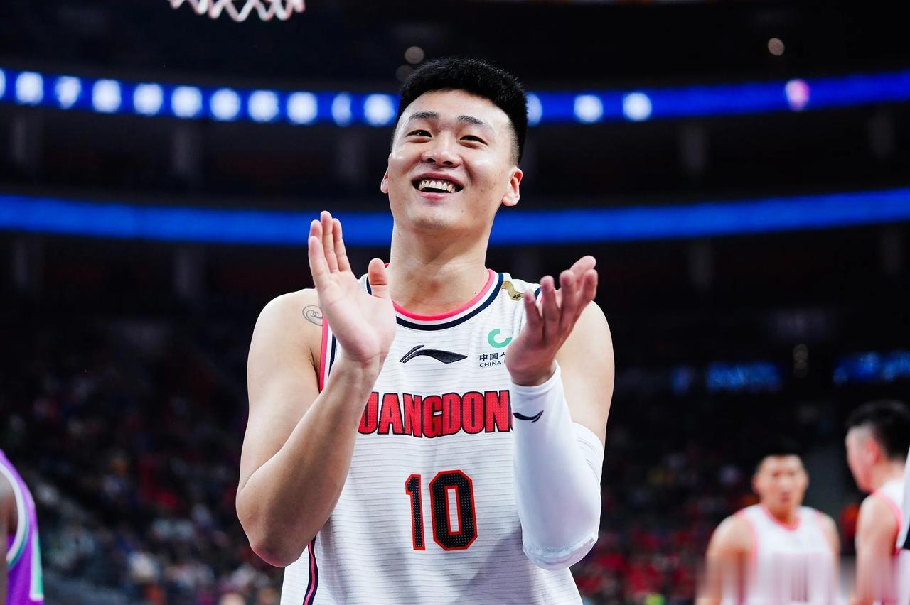 赵睿为何非得离开广东宏远？
有人会说，是因为广东不给顶薪、杜锋不给战术地位、打的