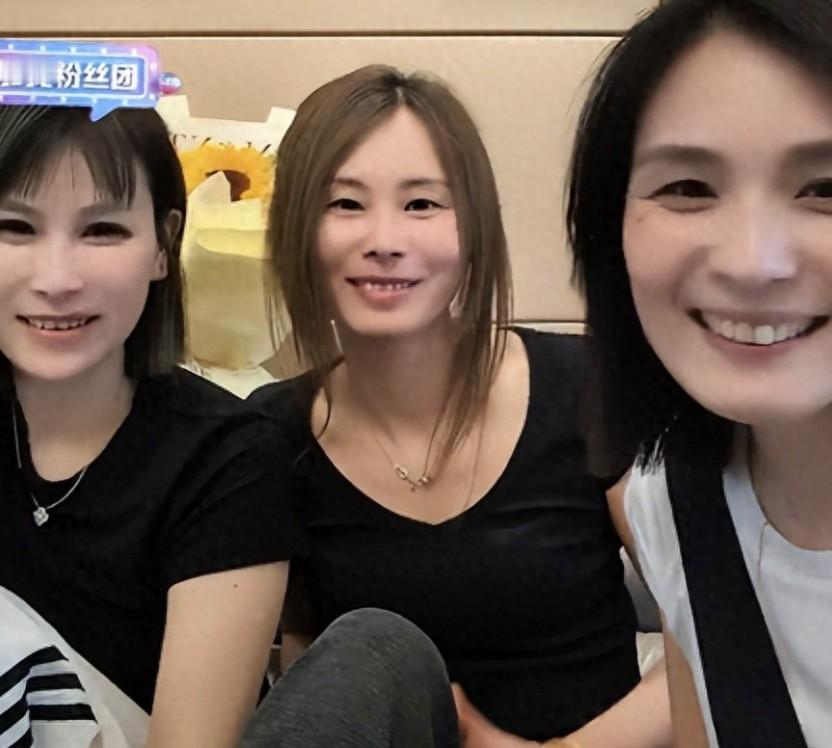 瑾汐三姐妹共用一张脸，一看就是亲生的。
 
瑾汐好善良，两边都是爱她的家人，以后