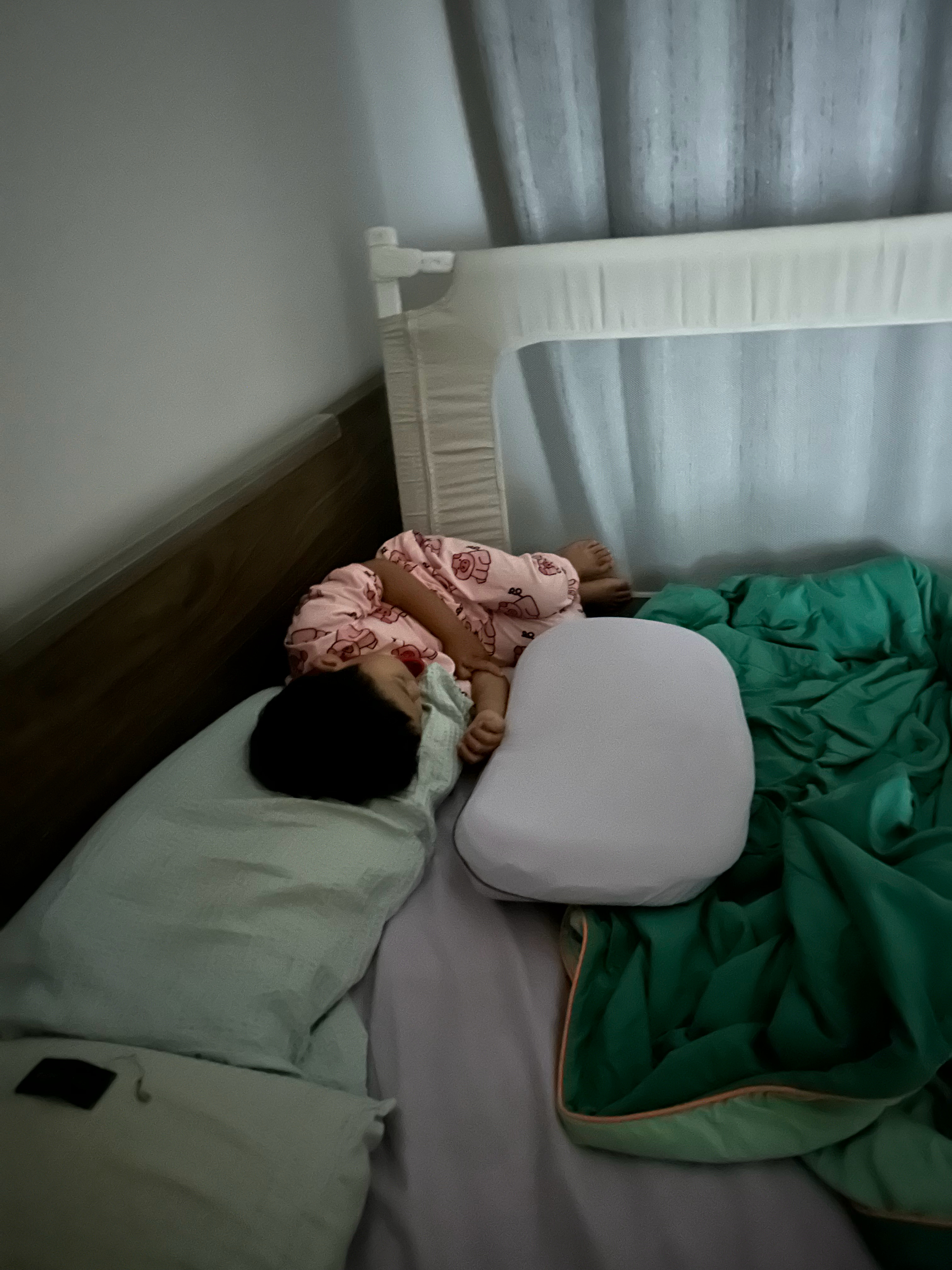 每天晚上从来不睡自己枕头，但一定要拥有，今天又跟我说了一遍黄枕头去哪了，无语啊！