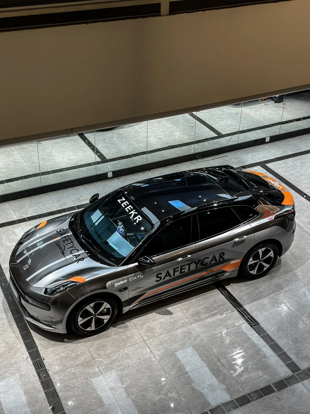 又被帅到的极氪001，银色做底，贴上拉花 绝了