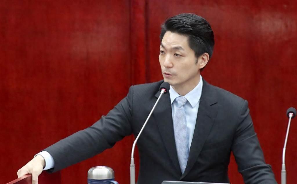 [太阳]台北市市长蒋万安曾宣称，如果大陆继续在台海进行军机绕台和军演的话，他就要