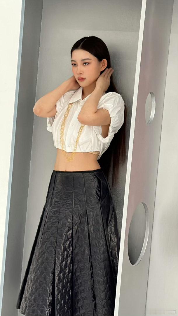 陈嫣冉赛博镜像大片 从画布到镜头，陈嫣冉的“漩涡般的梦”有了新的呈现方式。这组赛