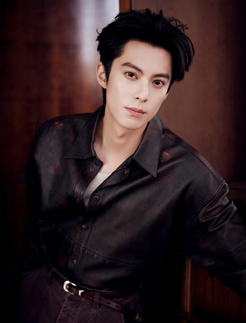 王鹤棣 今日品牌活动造型图，皮质衬衫配牛仔裤，硬朗简约的穿搭，很符合他一贯帅气利