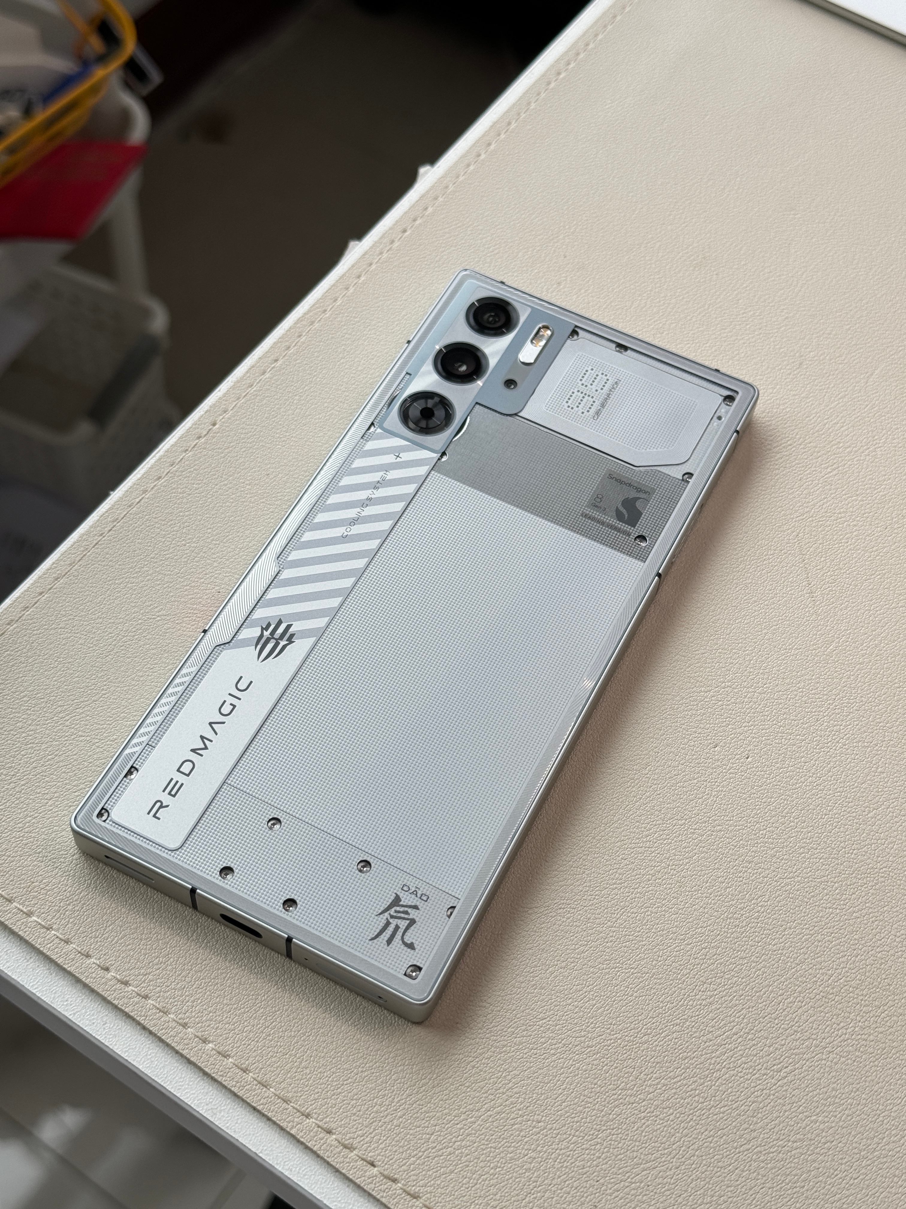 貌死给大家看一下红魔9S Pro+ 氘锋银翼透明版，讲道理，纯平玻璃背板，摄像头