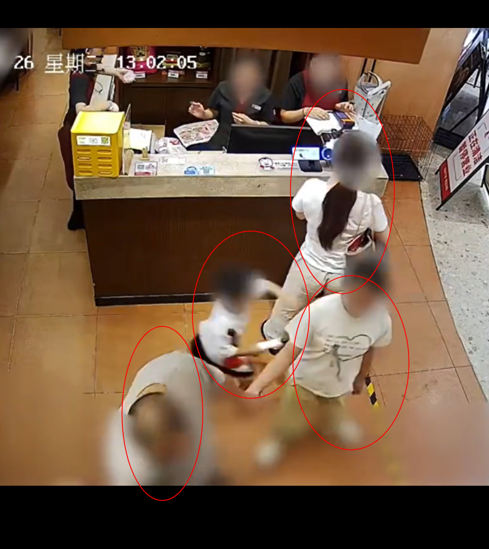 女子将碰臀男孩脖子勒出红印 网友整理出来的：小仙女把小男孩脖子掐伤了，但是经过调