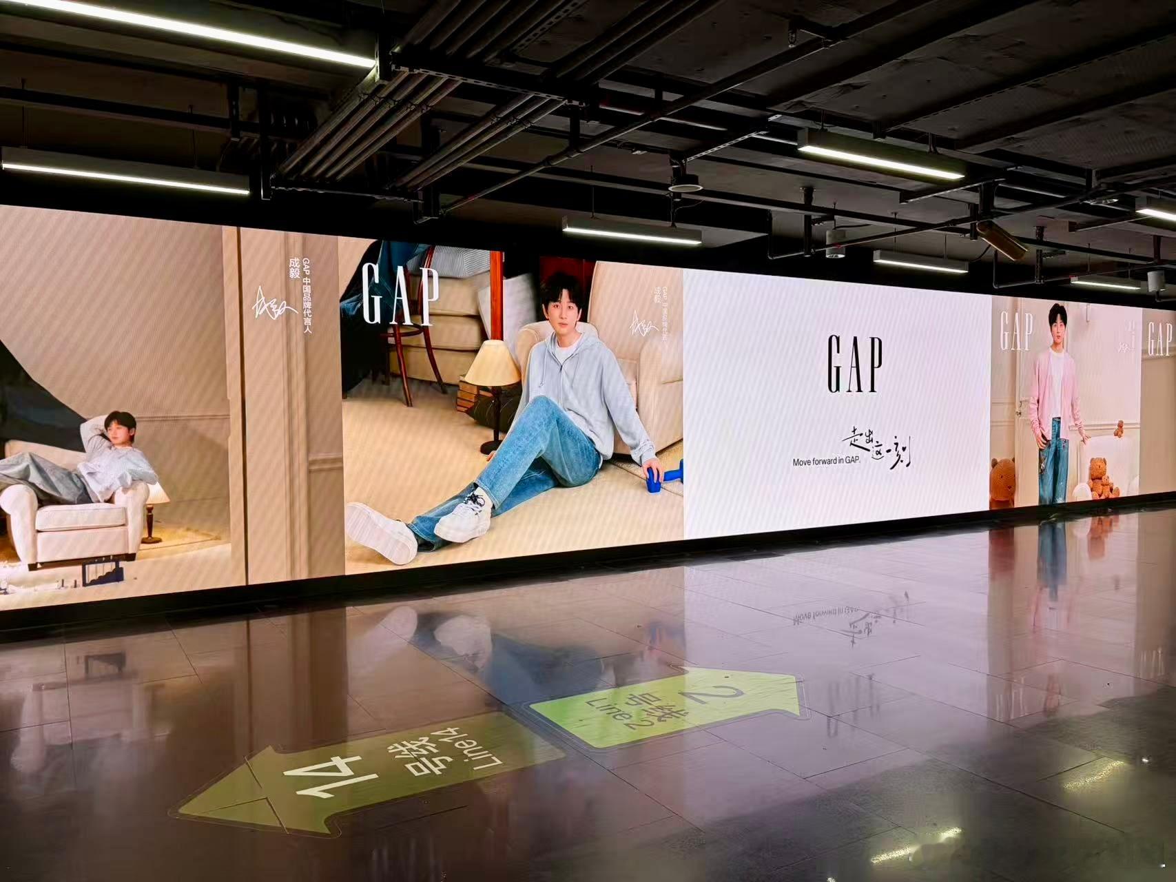 从现代审美来看，本期陆家嘴地铁长廊大屏，成毅×GAP直接完胜！黑白极简风，松弛感