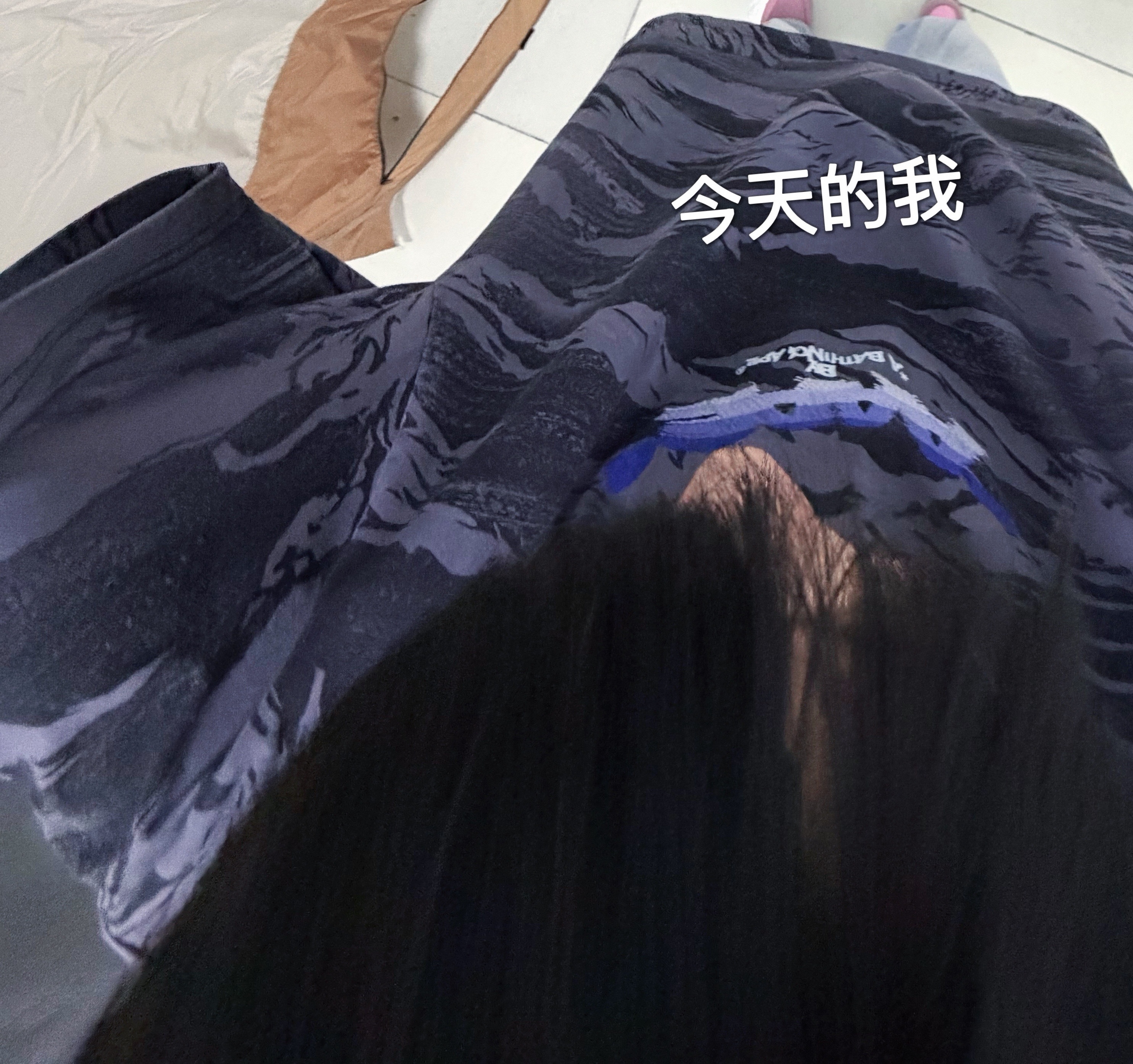 应该是胳膊把手机举到头顶拍的吧 这人胳膊细的看不见了都 让人差点以为出现灵异事件