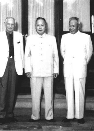 1960年，陈毅元帅会见英国陆军元帅蒙哥马利(左一)。