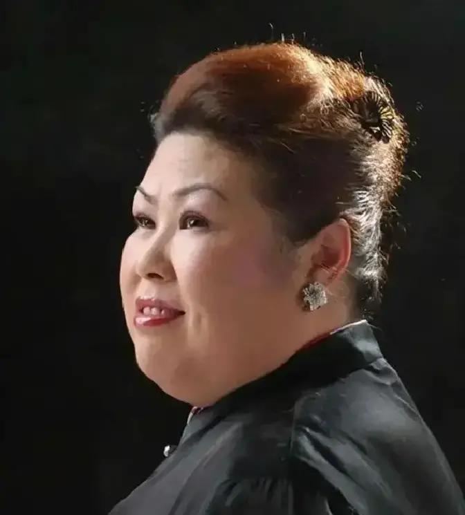 最近大家才刷到那个消息：那个总演嚣张富婆的沈阳妹子董立范，已经悄无声息走了五年了