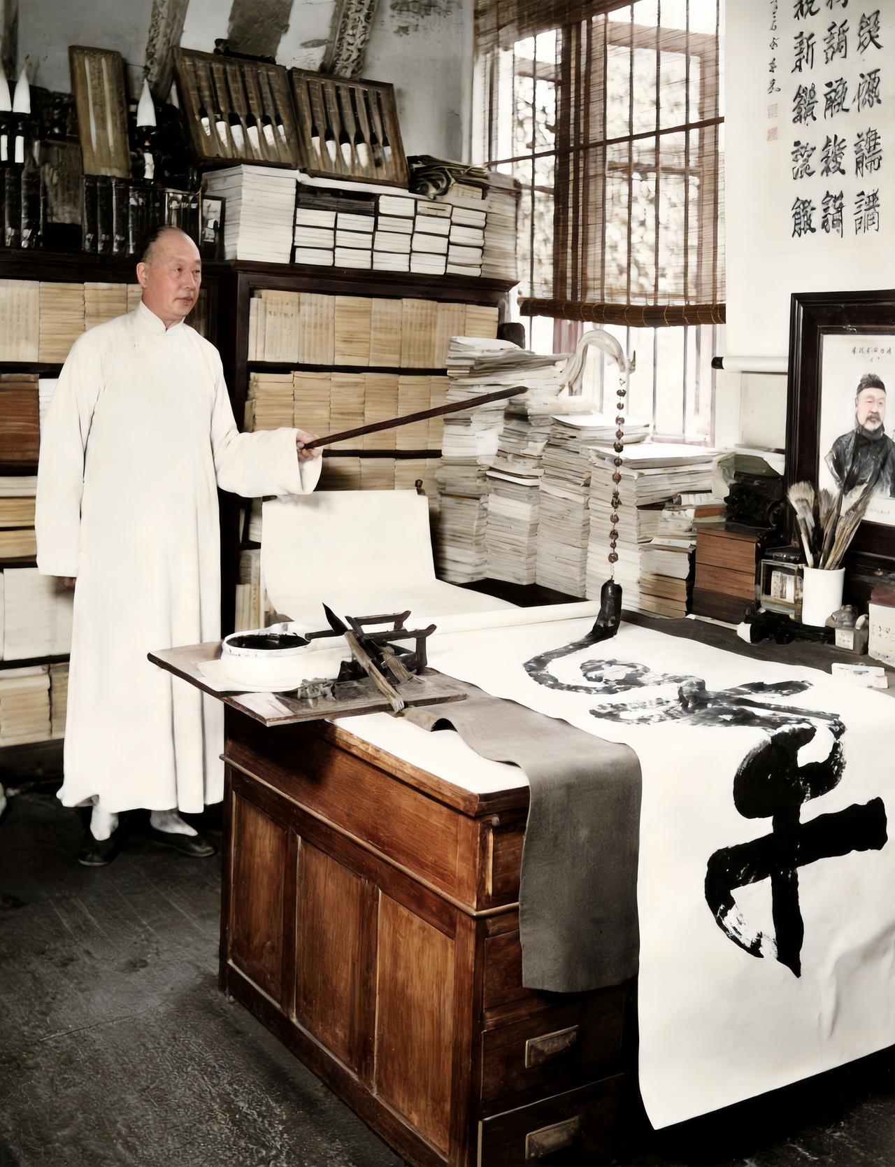 这位书写寿字的男子是民国上海滩极具传奇色彩的底层逆袭人物。此人就是曾叱咤上海滩的