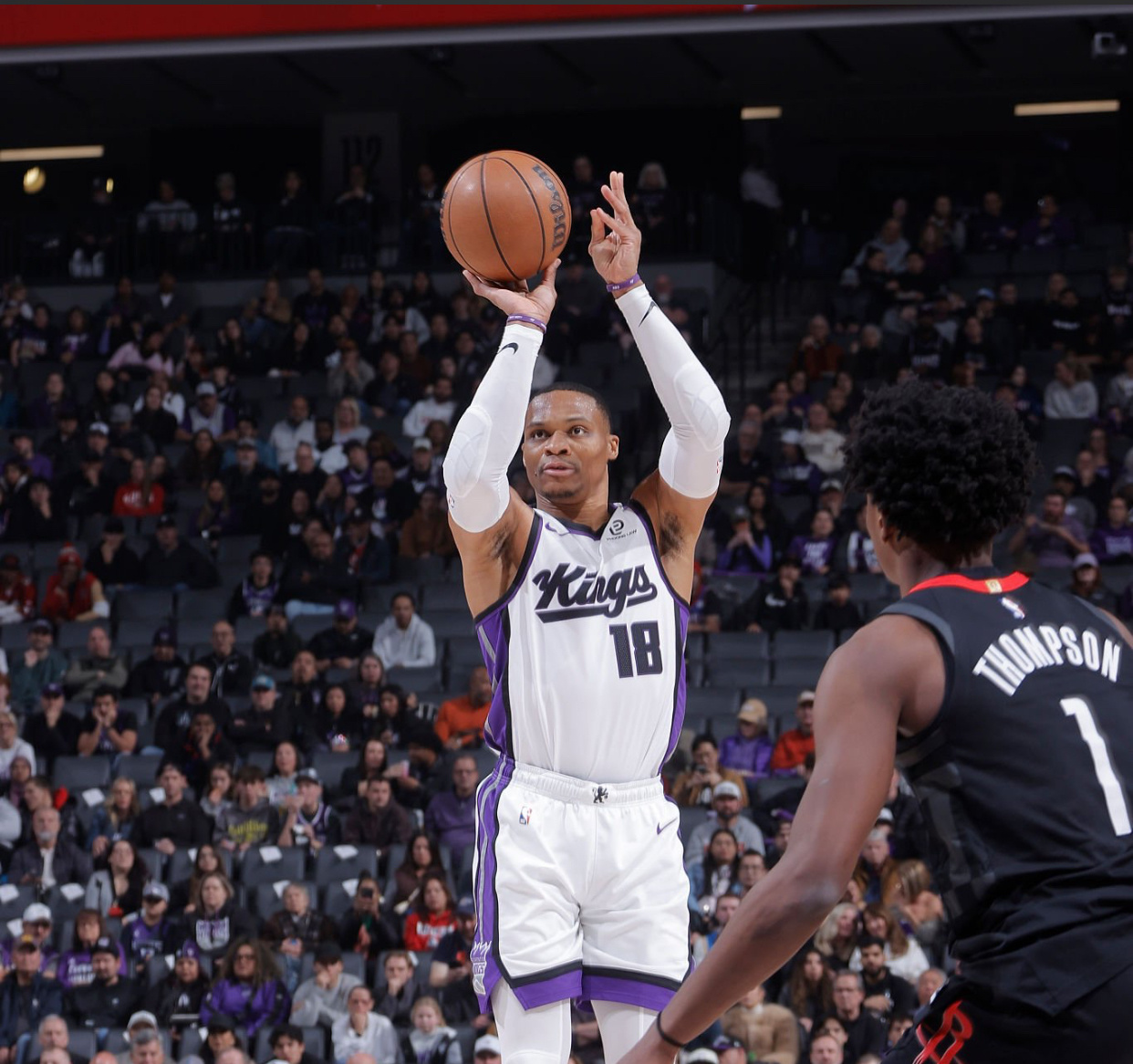 国王终于结束连败了！威少出战33分49秒，12投6中，拿到15分6篮板10助攻1