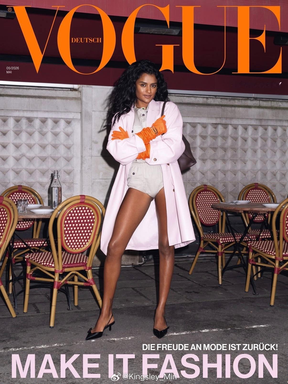 最新的时尚蝗虫出现了。 Simone Ashley 穿Prada很好看。 很适合