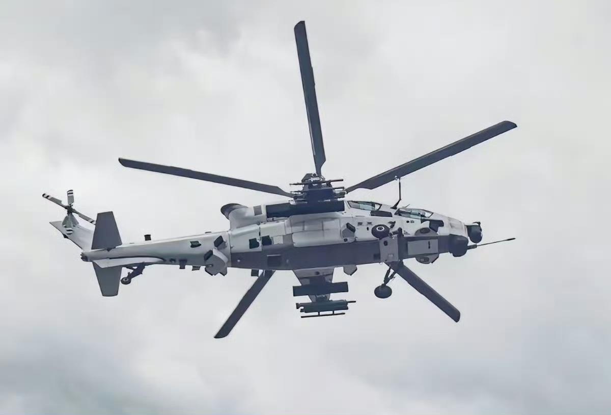 近日，一架采用白色底漆涂装的直-10M武装直升机引发广泛关注，简洁大气的外观设计