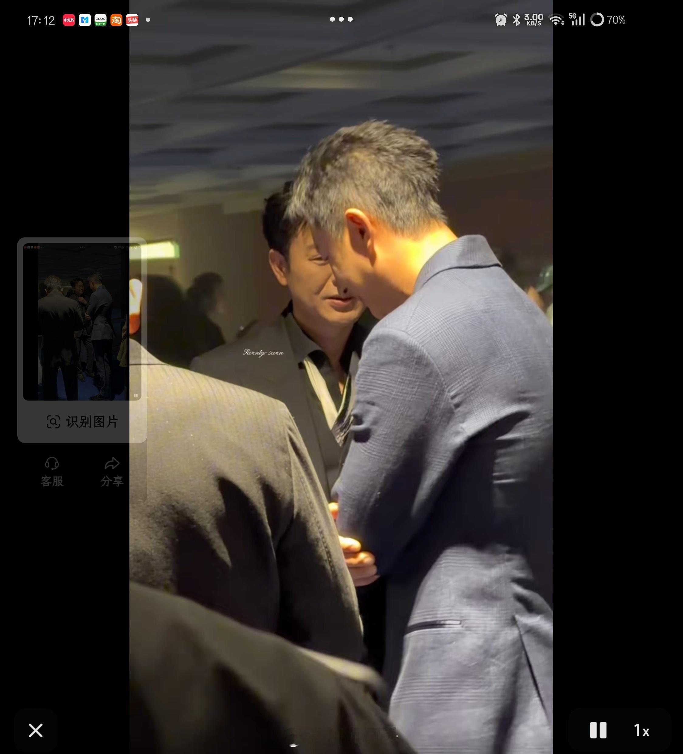 网友拍到北影节后台，张颂文和韩庚在聊天的画面，我印象中他们俩关系确实不错，当年大