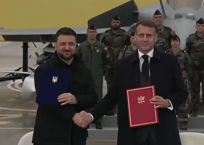 据路透社报道，今天泽连斯基和马克龙签署了一项购买军事装备意向声明书。
大致内容是