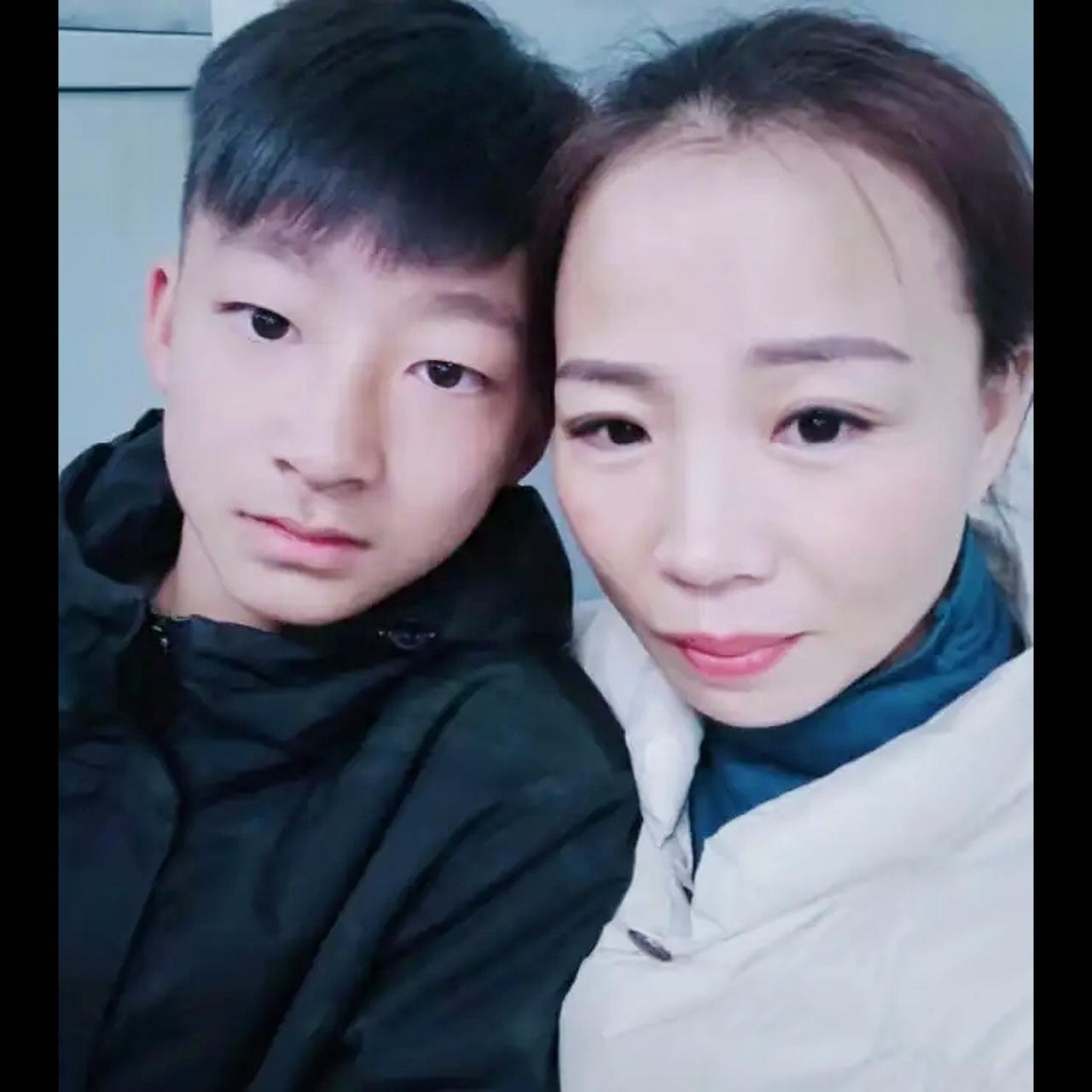 河南15岁少年谎报年龄下井救3岁女童，经历5次失败，女孩父亲却磕头感谢！


2