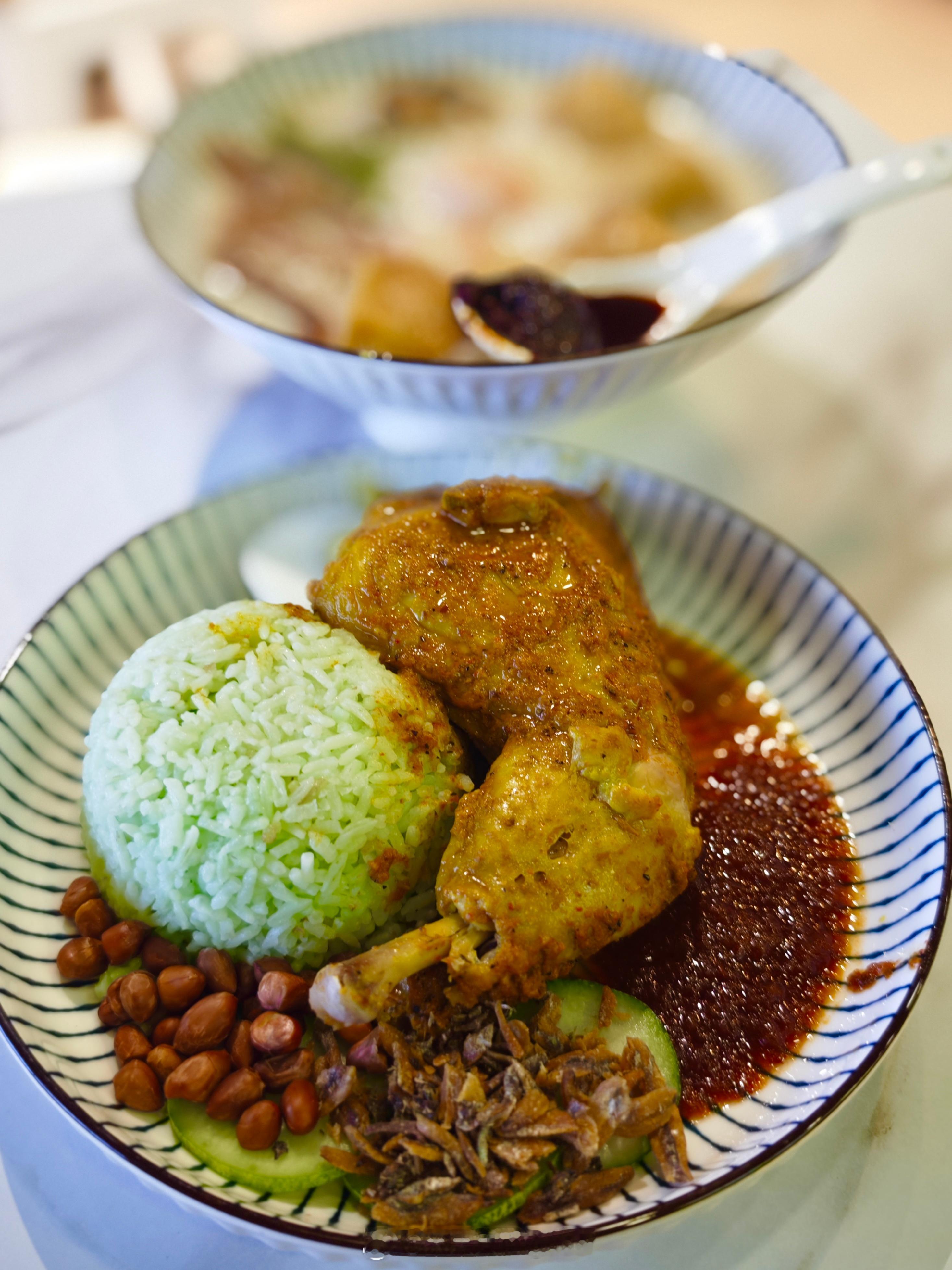 在吉隆坡国际机场，可以品尝到各种地道的马来西亚美食。 椰浆饭，马来西亚的传统美食