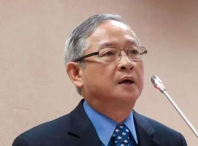 台湾知名人士林郁方表示，实在看不懂为什么中国大陆要造那么多的武器装备，还频繁亮相