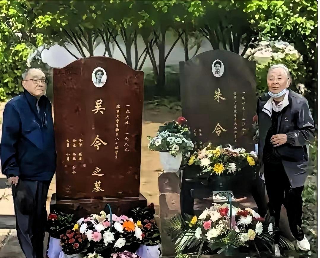 这是朱令父母在万安公墓为两个女儿扫墓的场景。
​照片中，两位老人站在两座墓碑前，