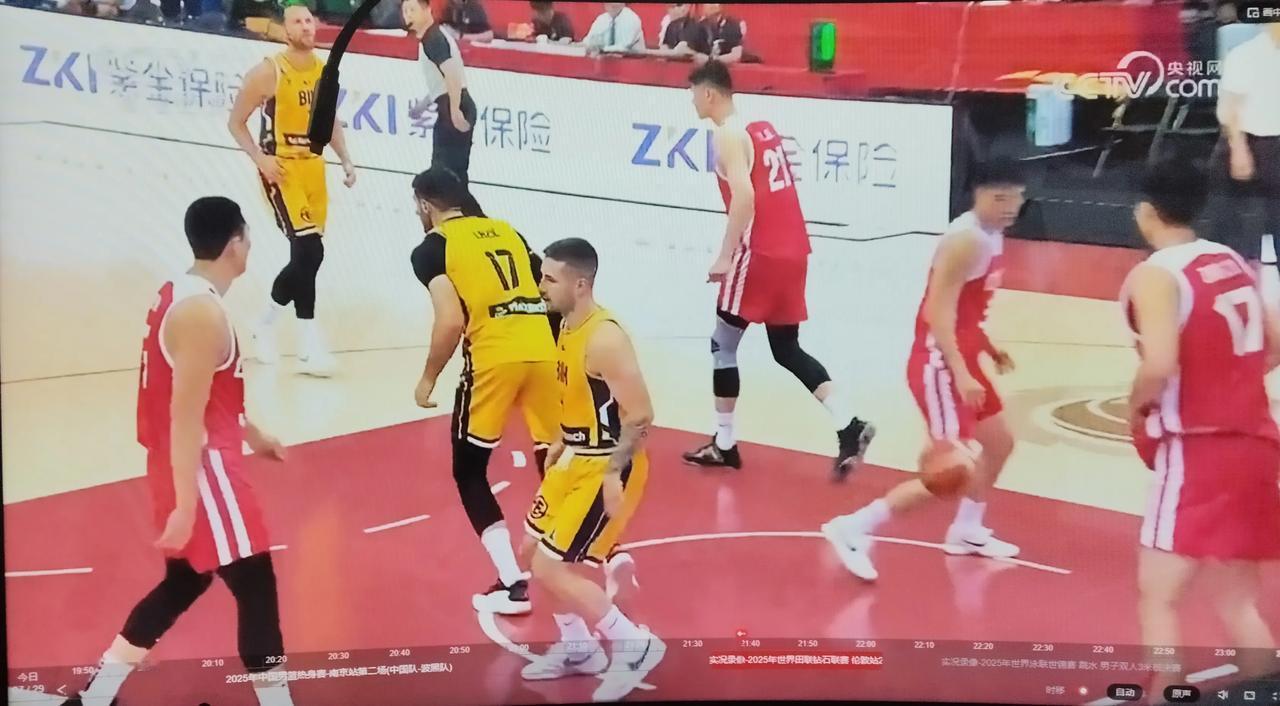 中国男篮和波黑男篮的第二场热身赛，中国男篮胡金秋跳球，中国队第一次投篮让波黑队给