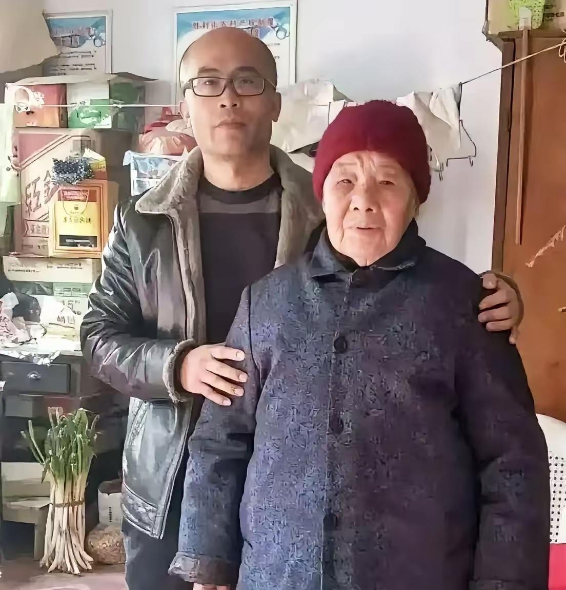 1995年，山东高三男孩租不起房，每天走30公里上学。一女子说：“来我家住，不收