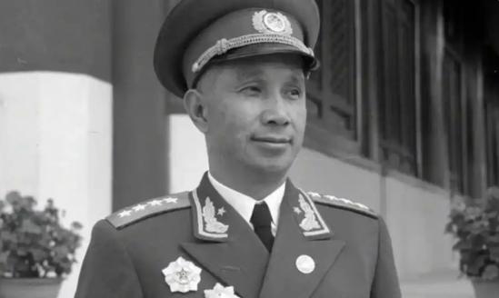 1975年，张爱萍将军遭遇困境，妻子李又兰无路可走，来到医院请求粟裕大将出面救人