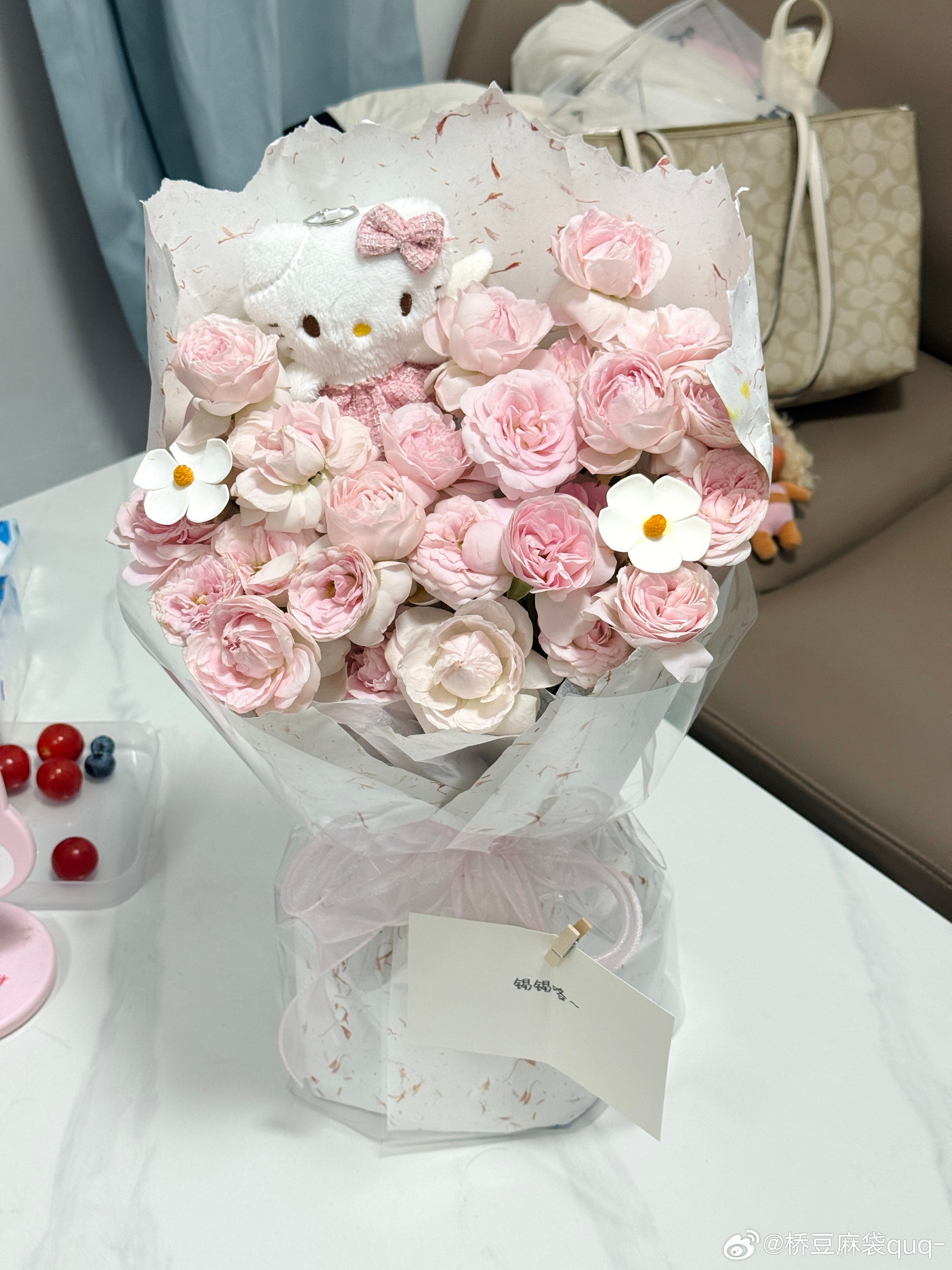 我说花仙子之吻好漂亮哦，第二天下班回来就看到这束花出现在客厅🥰 