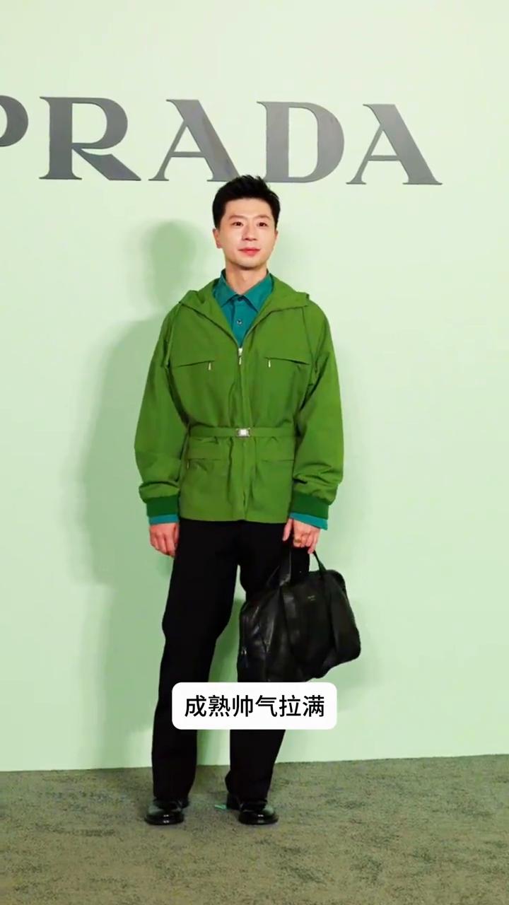这组合也太养眼了。马龙和杨幂惊喜同框亮相，龙队穿搭简约大气，身姿挺拔，气场十足，