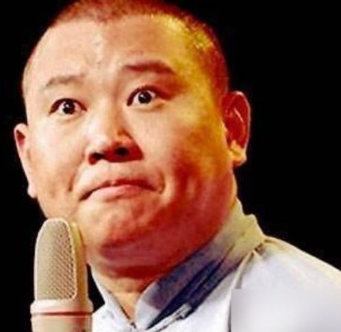 劝你别惹一个记仇的相声演员。2013年11月19日，北京台长王晓东病逝，次日，郭