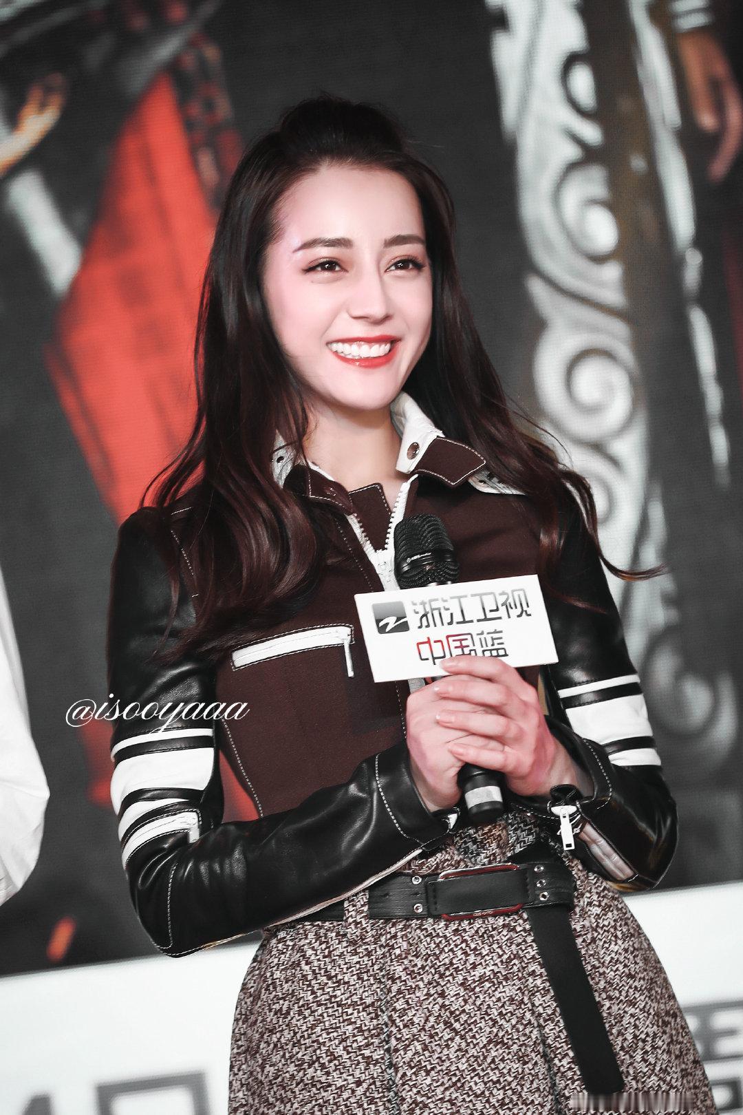 少女的羞涩迪丽热巴老钱姐