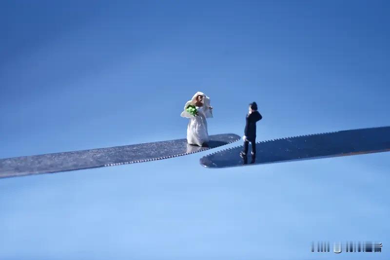 当代婚姻困境折射出多重社会隐忧。普通男性倾尽积蓄步入婚姻殿堂，却往往难以维系家庭