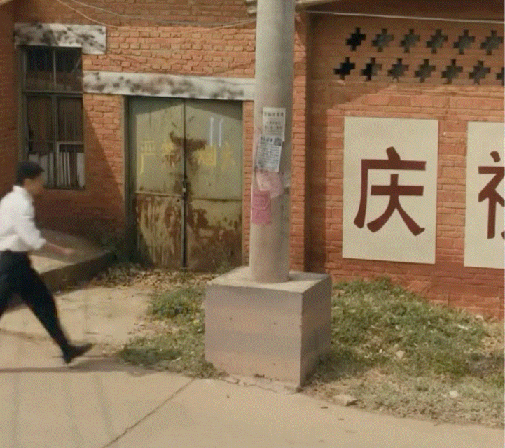 我们冉方旭虽然刚开始没啥实战经验，但是身体天赋还是很好的，这么高的墩子一脚就上去