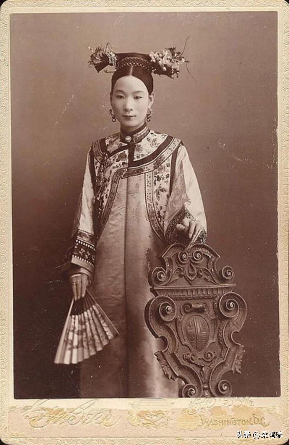 这是第六任大清帝国驻美国大使杨儒的夫人（Mrs. Yang）的一张照片。 

这