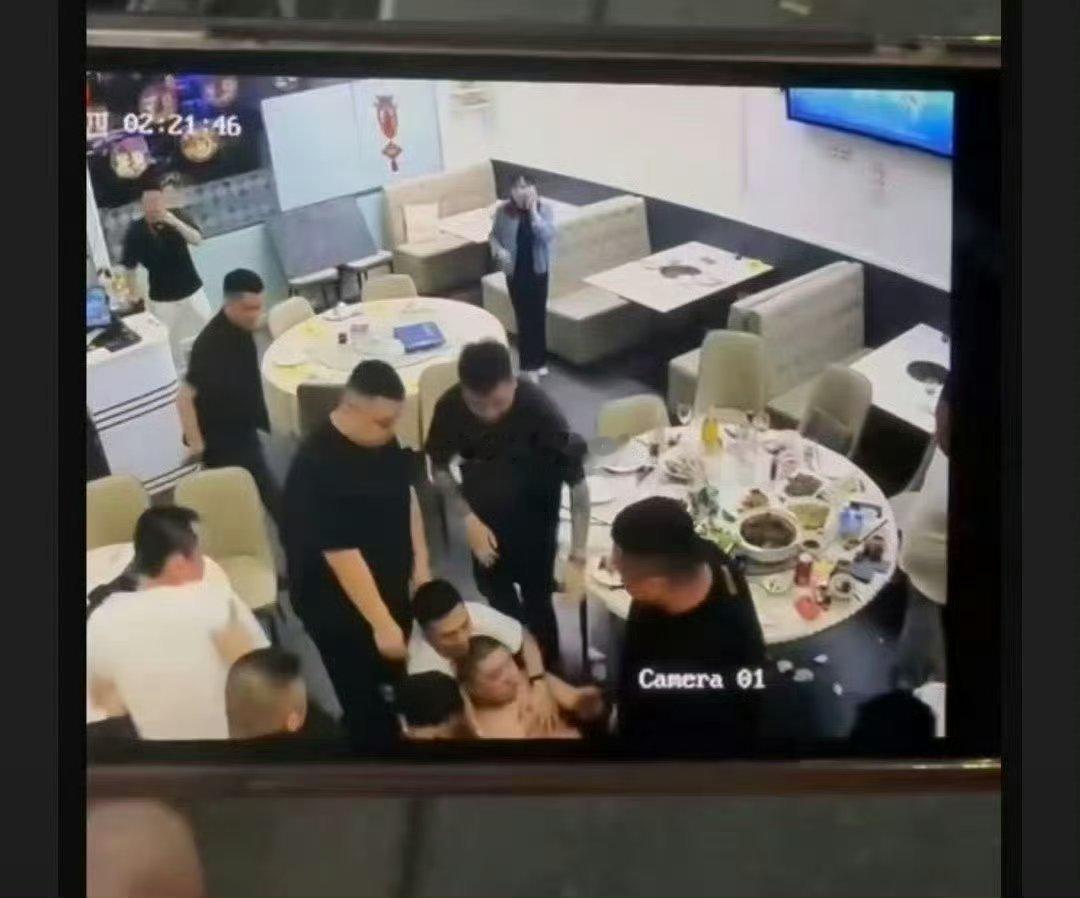 三驴这是在哪被群殴了 