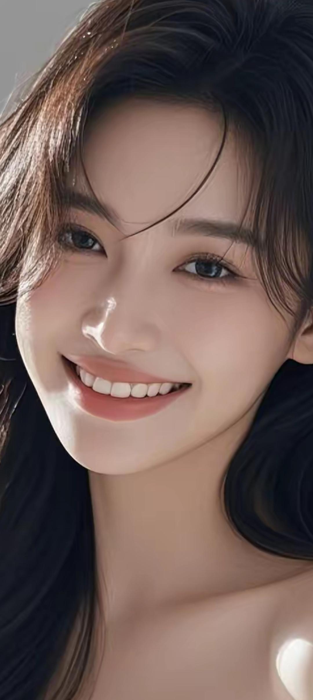 温柔微笑，阳光下的美丽瞬间