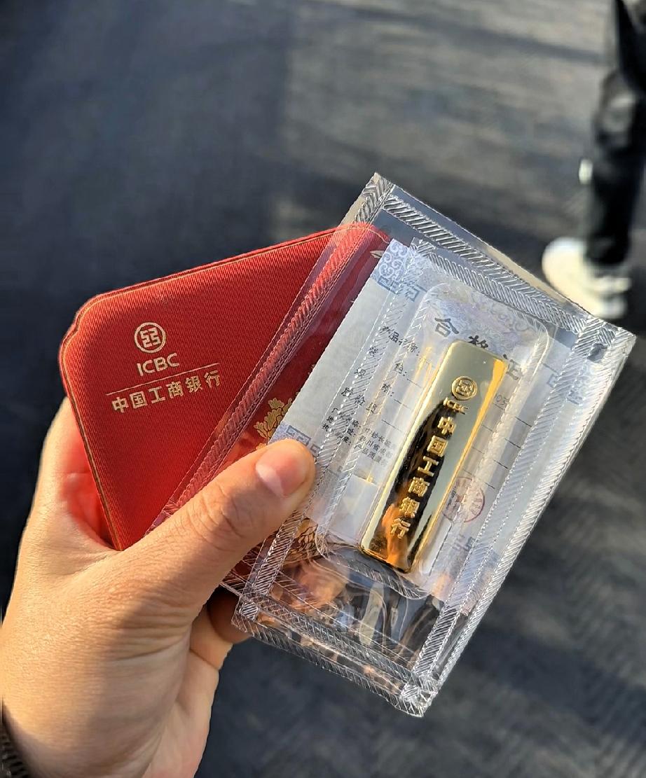 今天才发现，
现在实物金价跌得太狠了

谁能想到，今年结婚买三金居然成了“拼运气