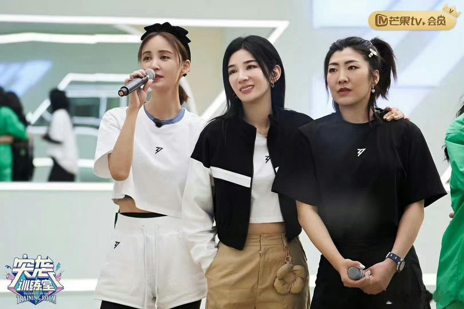 黄奕祝贺好友徐梦桃夺冠@ 黄奕 全力为徐梦桃打call，好友力爆棚，从舞台到赛场