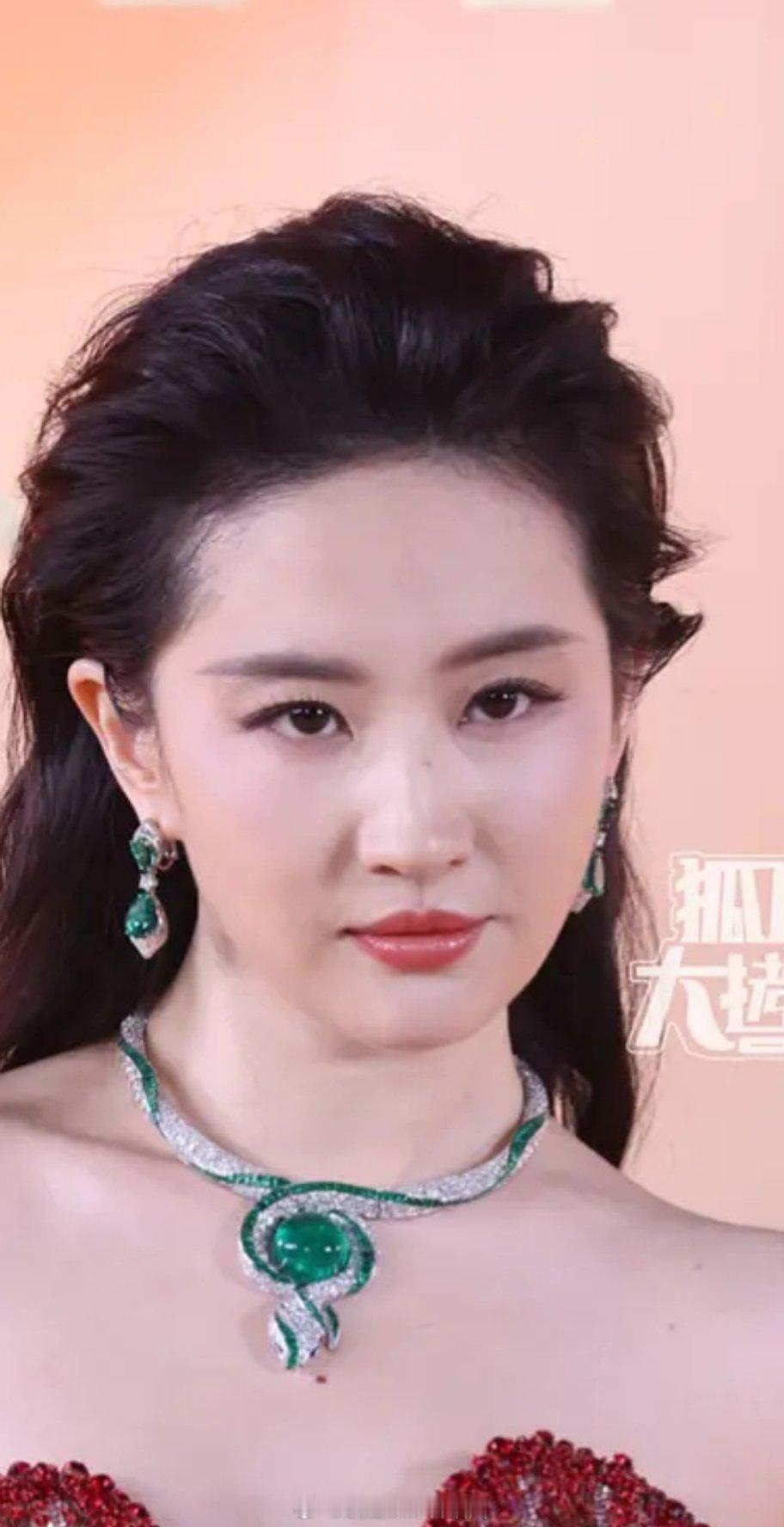 眼睛对眼且小，气质油腻[允悲] ​​​
