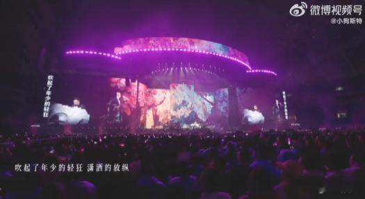 周传雄把樱吹雪搬上舞台  当编曲里藏着的老式八音盒旋律响起，粉雪突然有了重量！周