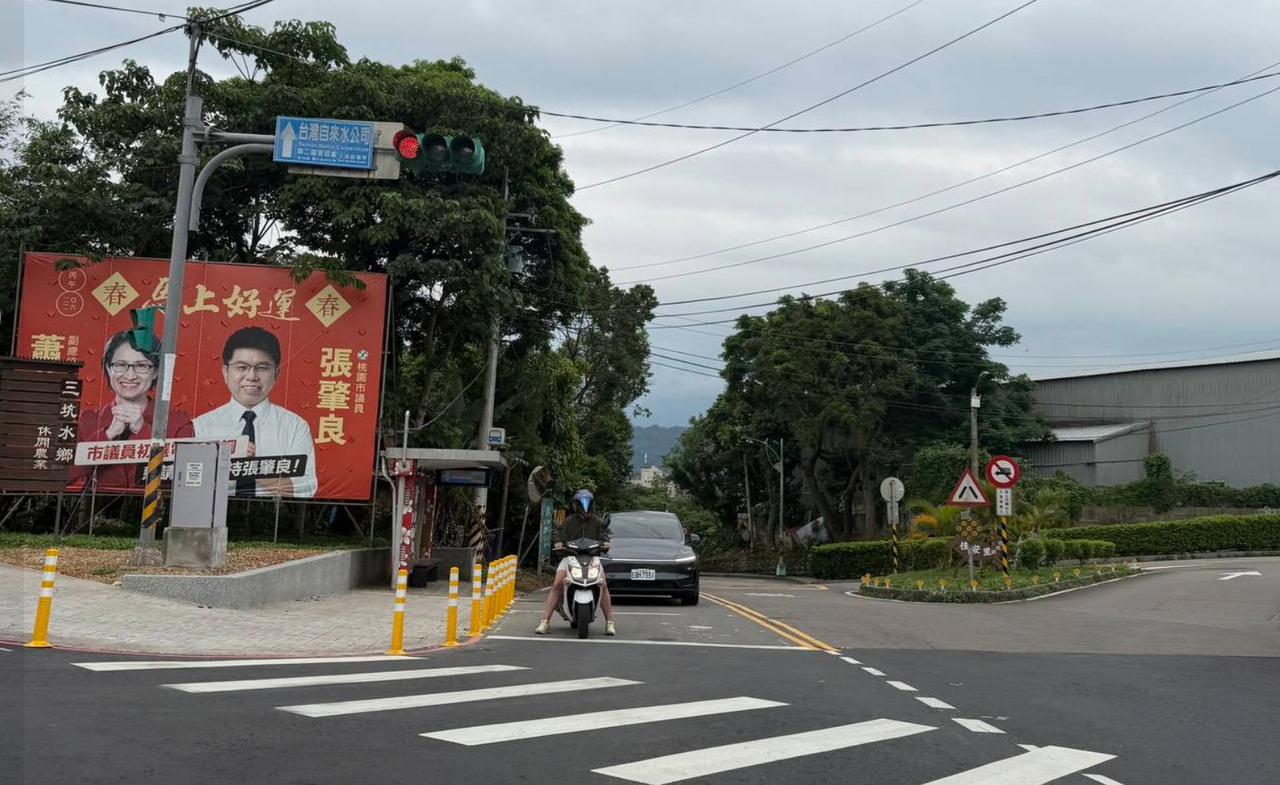 桃园市议员选举民进党籍候选人挂板上出现一个现象，与萧美琴而不是与赖清德合影。对此