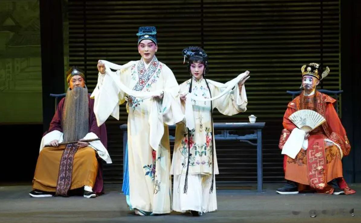 一直非常喜欢听京剧和昆曲，例如京剧《红鬃烈马》#京剧#《珠帘寨》《定军山》《四郎