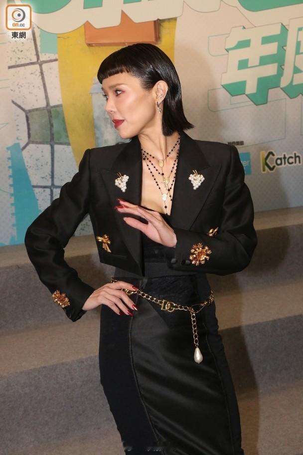 【On.cc】許廷鏗生蛇腰背痛　方皓玟吃榴槤乾失聲許廷鏗近日遭逢意外弄傷手腳要入