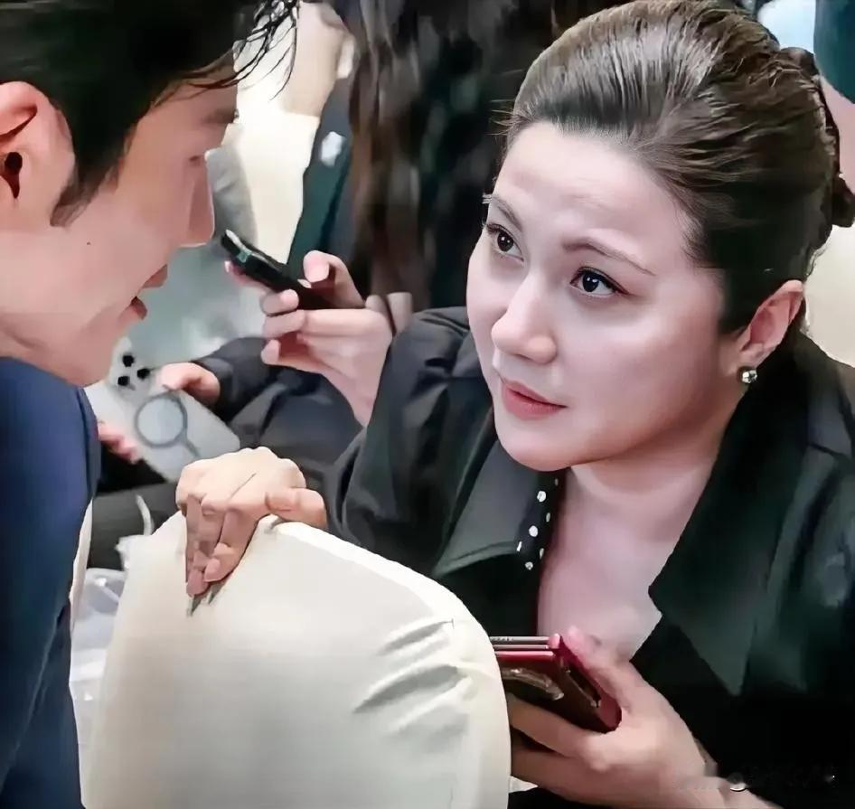 特地查了一下颜丙燕的小男友刘默阳，
她的小男友真的不是一般人，

身高有1米8，