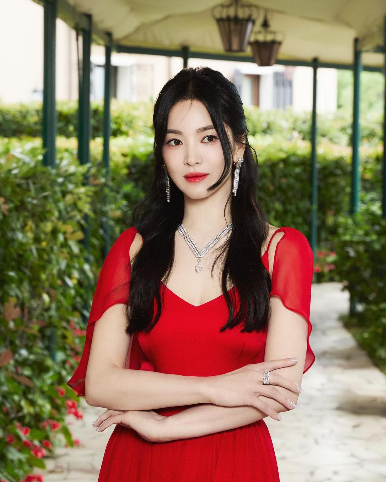 韩国顶级美女宋慧乔的近照，虽然她今年已经42岁，看起来颜值依然在巅峰，真的搞不懂
