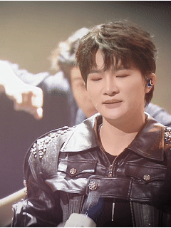 周深你也不虐不接是吧周深视听盛典舞台甜笑唱《等光来》，他在台上笑着唱，我在屏幕前