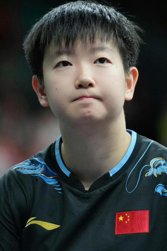 孙颖莎寄快递顺手给人签个名场上是横扫赛场的小魔王，场下是温柔可爱的邻家妹，顺手给