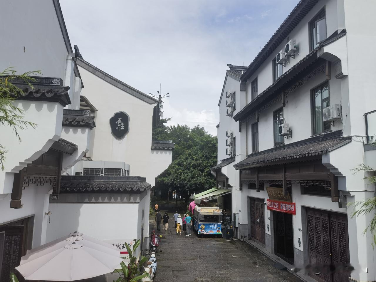 致正年轻的你大学时光是青春里最温柔的篇章。课间和好友结伴穿梭在林荫道，图书馆里埋