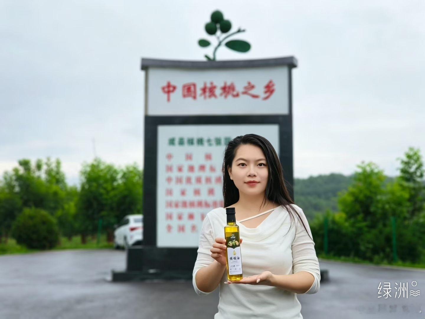 甘味九源溯源行 红川镇旁的榨油车间与漫山核桃园仅一程之隔。八月二日雨后，探访者深